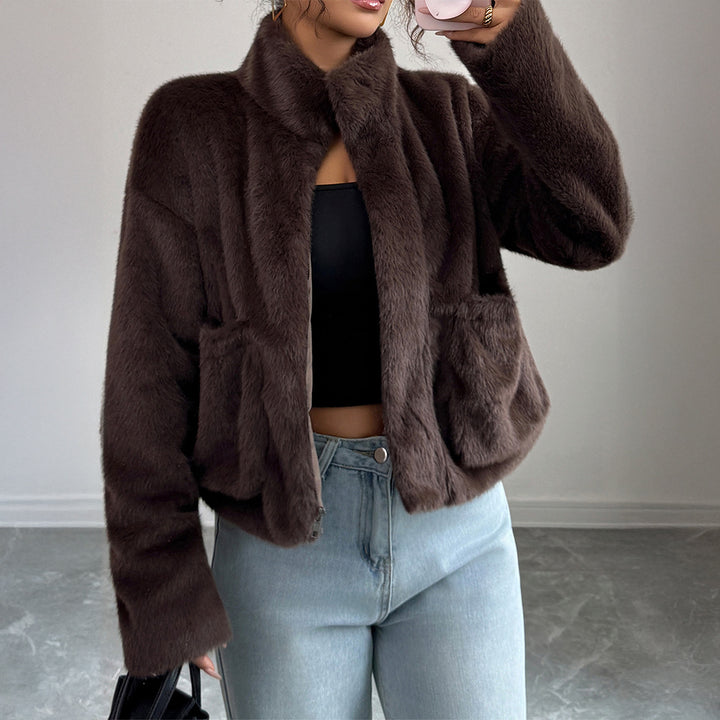 Damen kurzer Kunstfell-Blouson mit Stehkragen, verdecktem Reißverschluss und aufgesetzten Taschen – Célinea