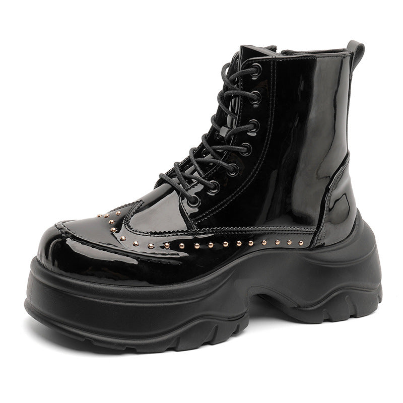 Damen Plateau-Boots mit Lackfinish, Schnürung und Nietenbesatz – Lioré