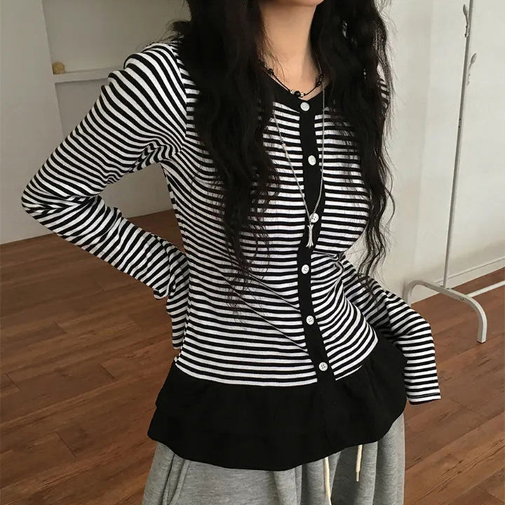 Damen nan feiner Kurzcardigan mit Knopfleiste, Spitzenkragen und welligem Saum Echo Archiv