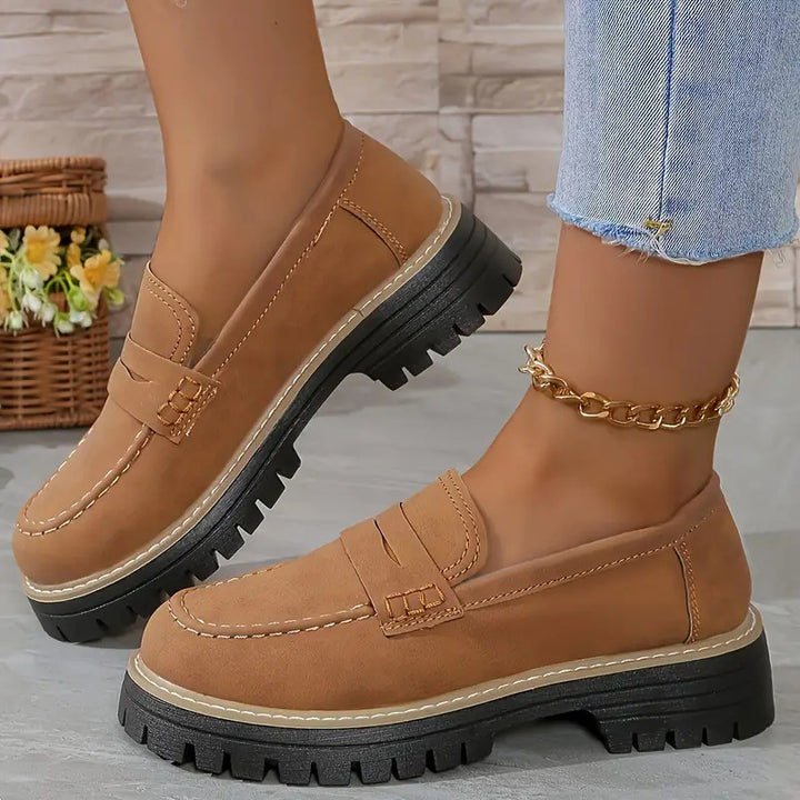 Damen robuster Plateau-Halbschuh im Loafer-Stil mit profilierter Gummisohle und dekorativem Steg Echo Archiv
