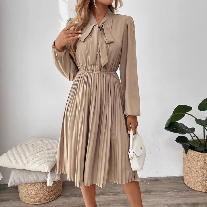 Damen Plissiertes Midikleid mit Schluppenkragen, elastischer Taillenpartie und langen Ballonärmeln Echoarchiv