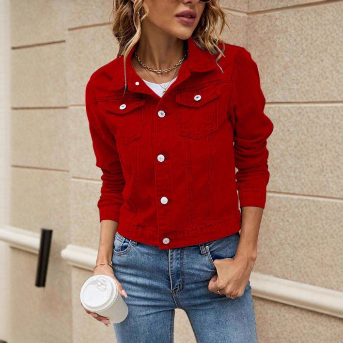 Damen taillierte kurze Jeansjacke im Trucker‑Stil mit Pattentaschen Echo Archiv