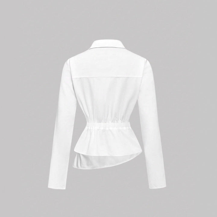 Damen Wickelbluse mit taillierter Drapierung und asymmetrischer Knopfleiste – Avérine