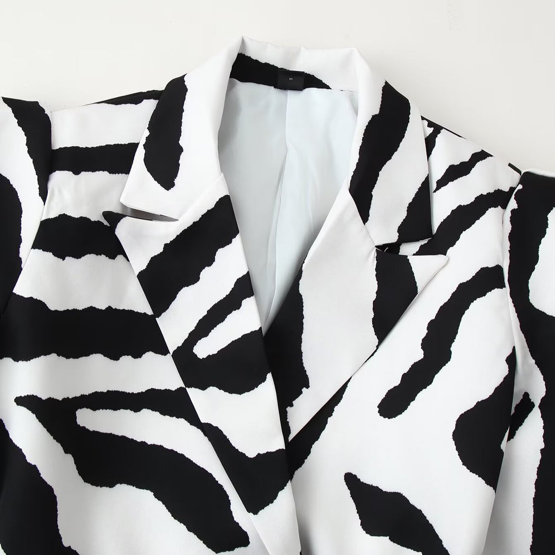 Damen Taillierter Blazer mit Bindegürtel und Cut-Out-Schultern Echoarchiv
