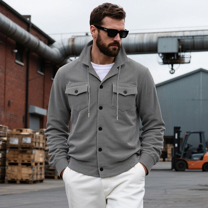 Herren lässige Strickjacke mit praktischen Brusttaschen und modernem Stehkragen Echoarchiv