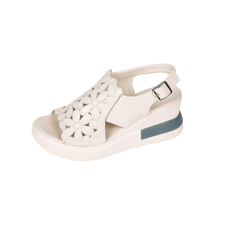Damen nan Keilsandale mit floraler Laserperforation gepolsterter anatomischer Innensohle und verstellbarem Fersenriemen Echo Archiv