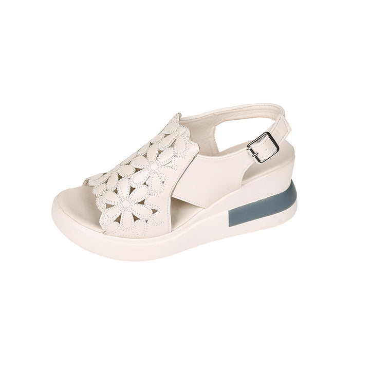 Damen nan Keilsandale mit floraler Laserperforation gepolsterter anatomischer Innensohle und verstellbarem Fersenriemen Echo Archiv