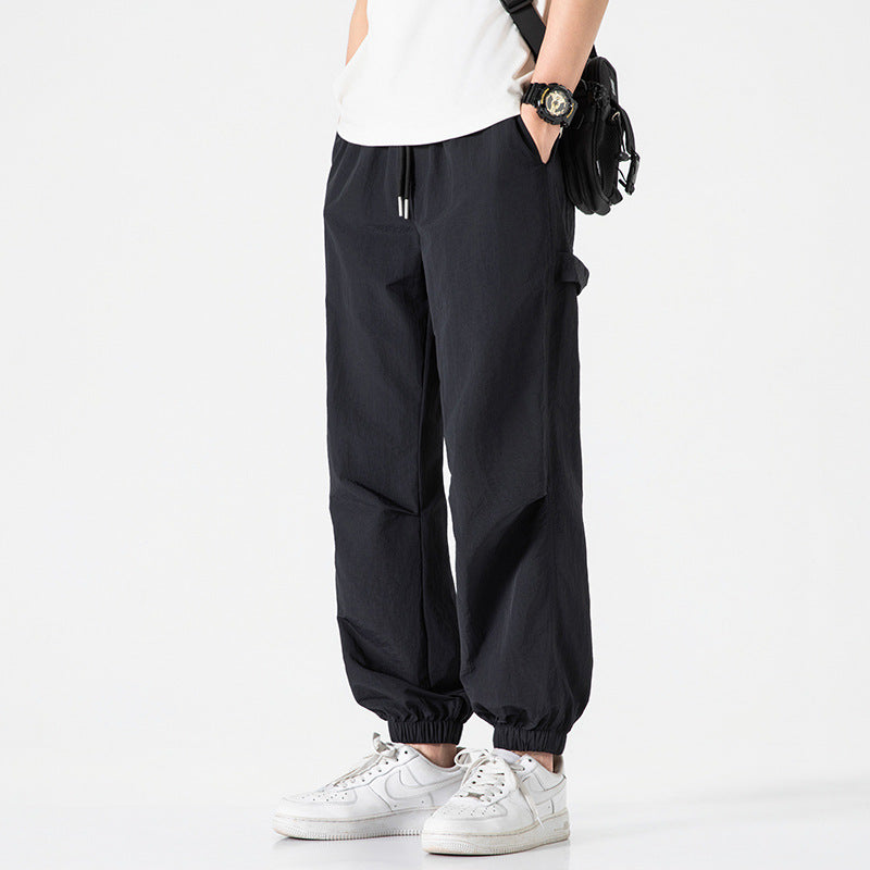 Herren Nylon-Mix Relaxed-Jogger mit elastischem Komfortbund, verdeckten Reißverschlusstaschen und geripptem Knöchelabschluss Echo Archiv