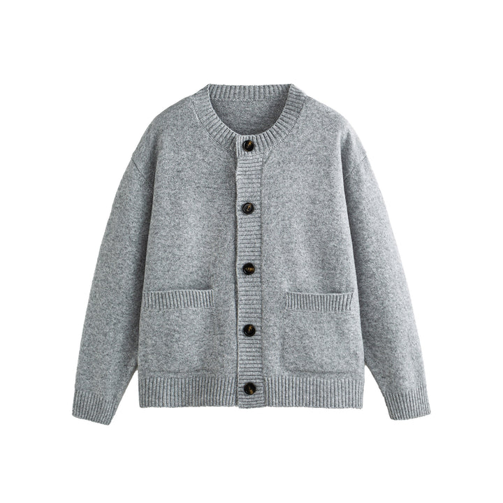 Unisex Grobgestrickte Boxy-Strickjacke mit Knopfleiste, Rundhalsausschnitt und aufgesetzten Taschen Echoarchiv