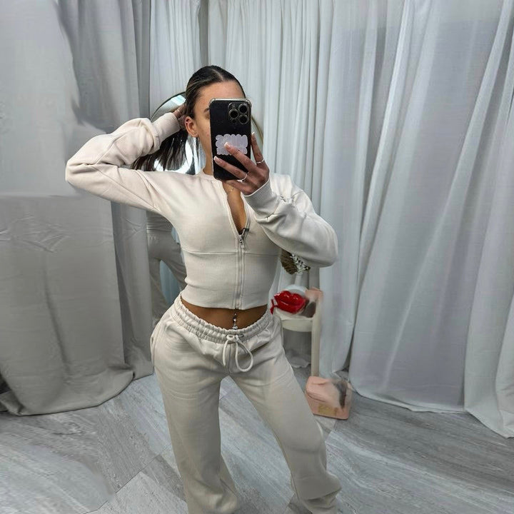 Damen nan kurzes Zip-Cropped-Shirt mit formendem Bund und breite Relax-Sweatpants mit Tunnelzug Echo Archiv
