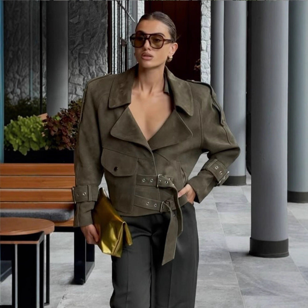 Damen Kurzjacke aus Veloursleder-Optik mit Taillengürtel, Schnallen & Oversize-Kragen Echoarchiv