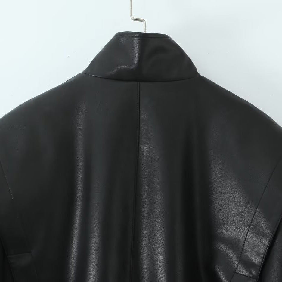 Damen Cropped Jacke im futuristischen Biker-Look aus veganer Lederoptik mit hohem Stehkragen und elastischem Saum Echoarchiv