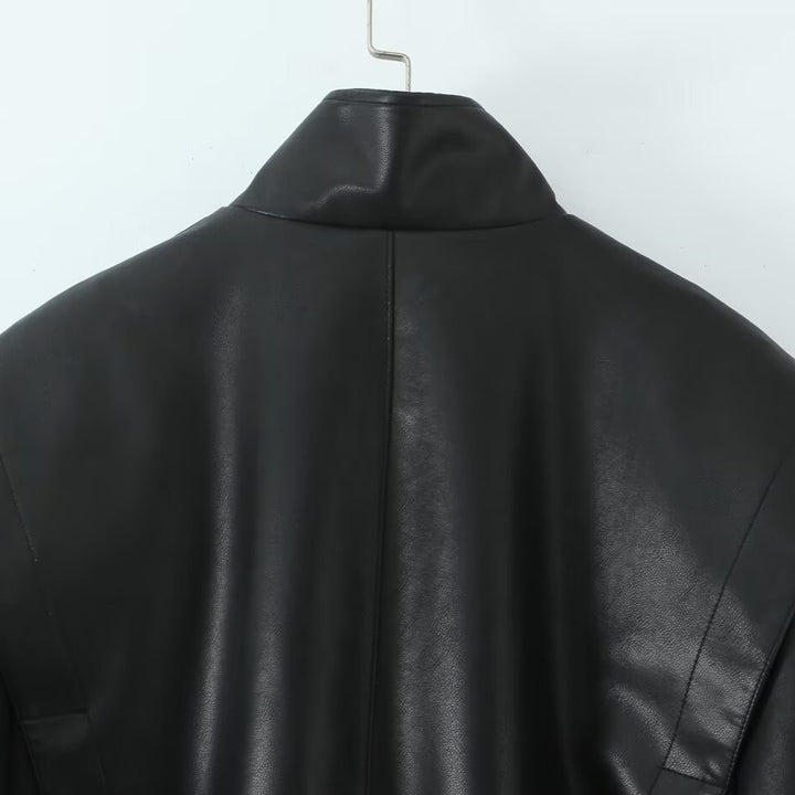 Damen Cropped Jacke im futuristischen Biker-Look aus veganer Lederoptik mit hohem Stehkragen und elastischem Saum Echoarchiv