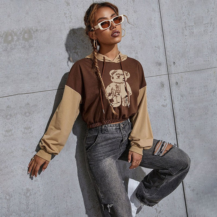 Damen Kurzgeschnittener Kapuzenpullover mit Teddy‑Print, Colorblock‑Ärmeln und elastischem Saum Echoarchiv