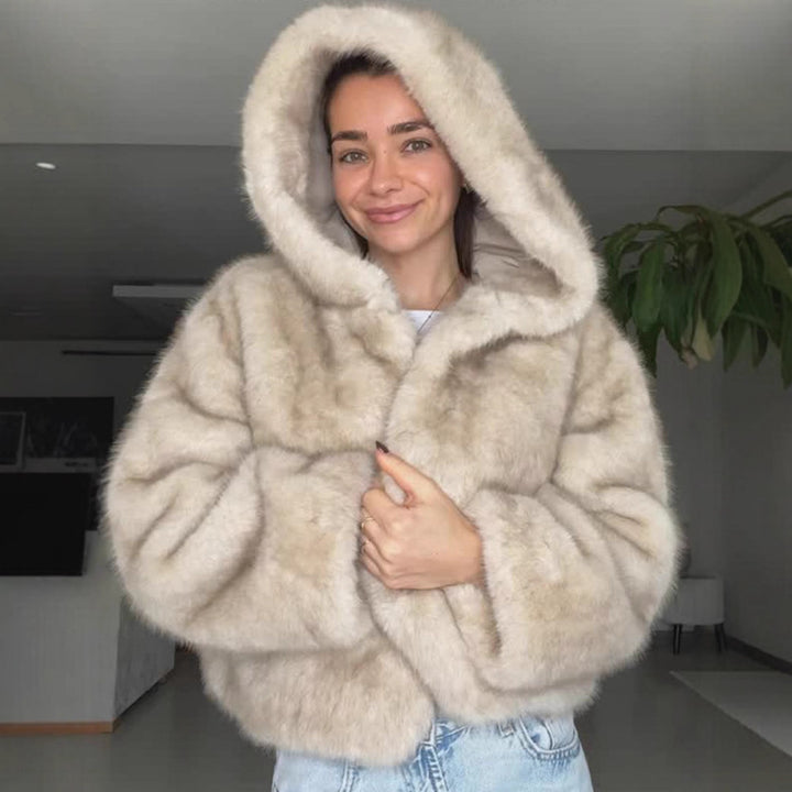 Damen Kapuzen-Kurzjacke aus Kunstpelz mit Boxy‑Silhouette und warmer Wattierung Echoarchiv