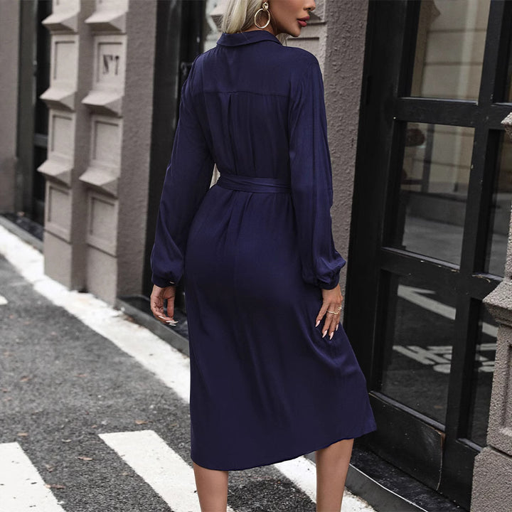 Damen Midikleid im Hemdblusenstil mit Bindegürtel, verdeckter Knopfleiste und hohem Beinschlitz Echoarchiv