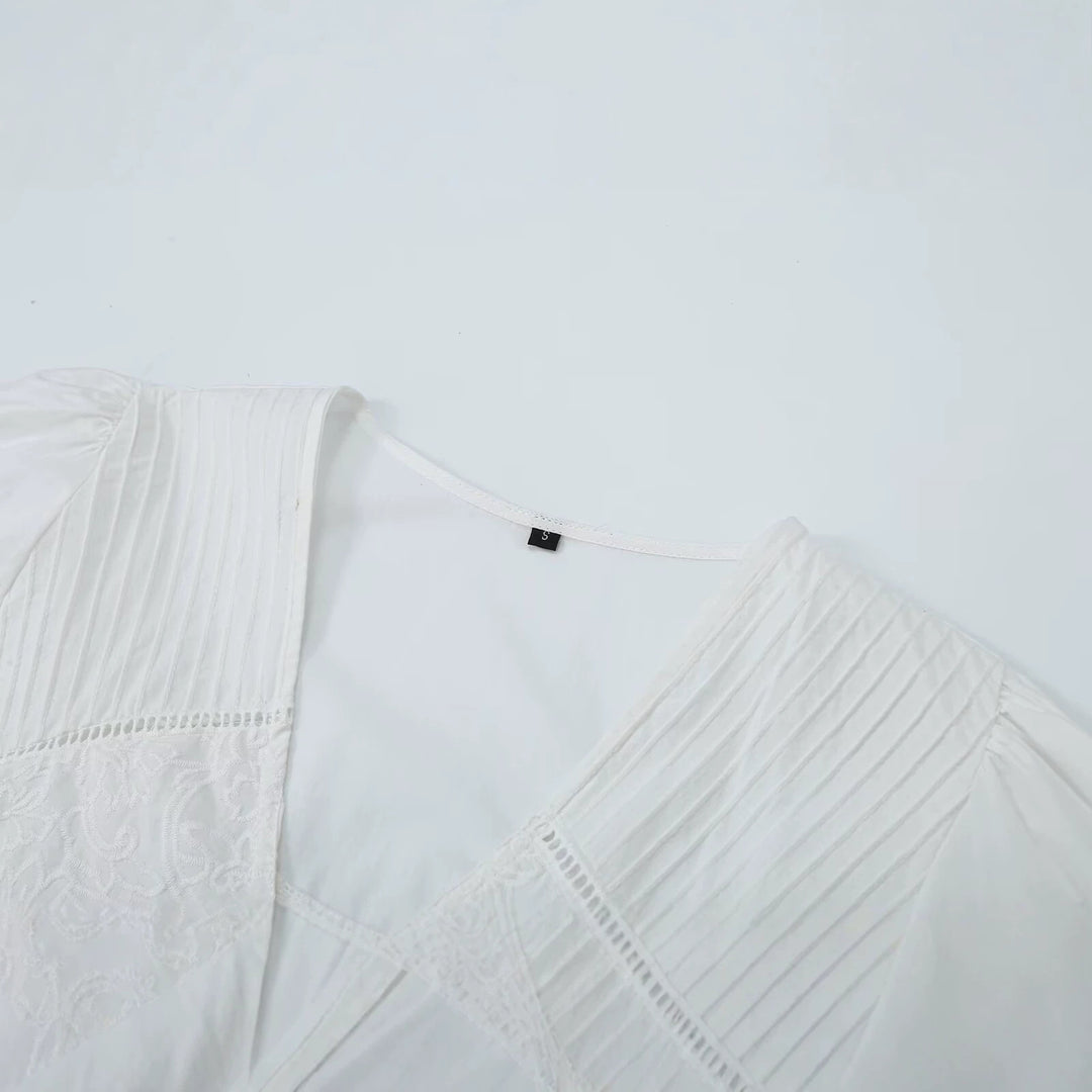 Damen Bestickte V‑Ausschnitt Bluse mit Kellerfaltenpasse und Ballonärmeln Echo Archiv