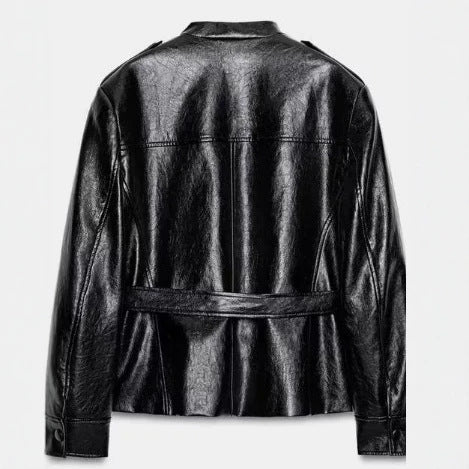 Damen Taillierte Wildlederjacke im Military‑Look mit Stehkragen, aufgesetzten Pattentaschen und verdeckter Knopfleiste Echo Archiv