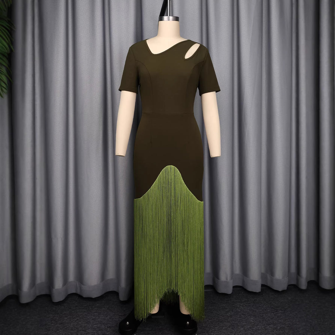Damen Maxikleid mit asymmetrischem Saum und elegantem Cut-Out Design – Valéora