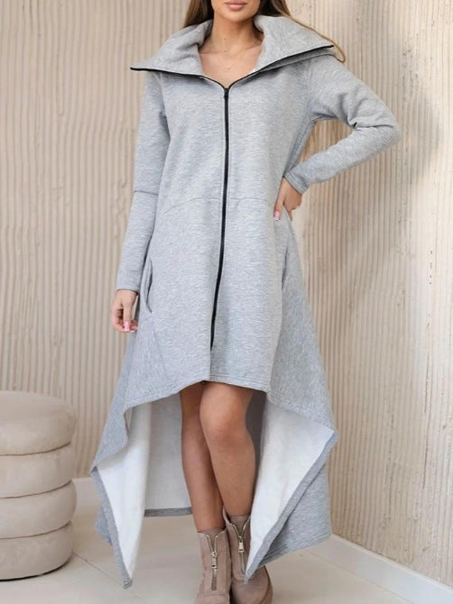 Damen nan asymmetrisches Sweatkleid mit hohem Stehkragen, durchgehendem Reißverschluss und verlängertem Rückensaum Echo Archiv