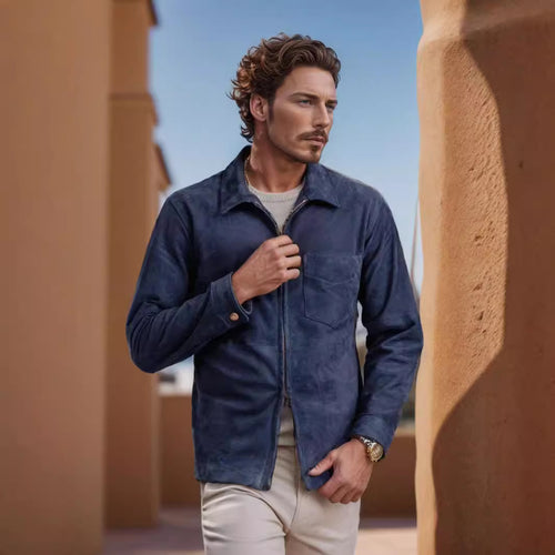 Herren Wildlederjacke mit modernem Stehkragen und praktischen Taschen Echoarchiv