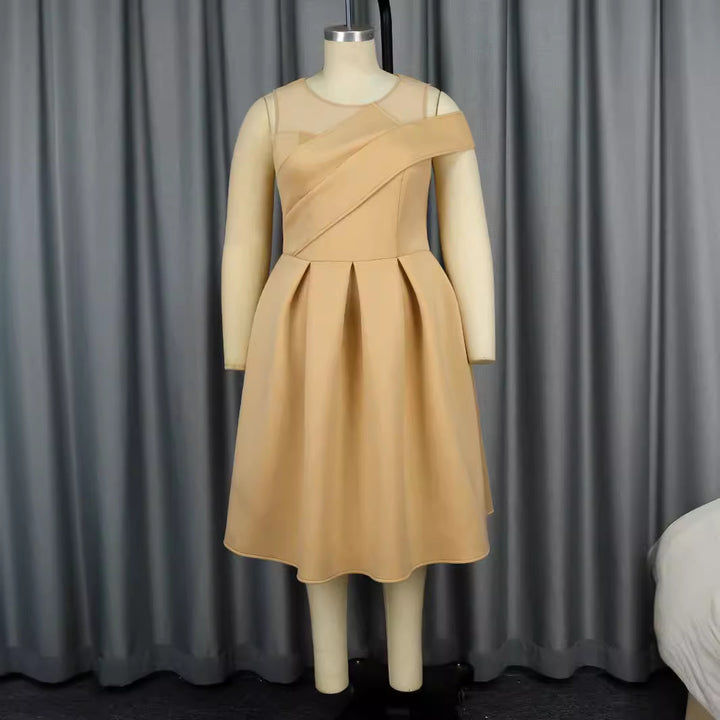 Damen Cocktailkleid mit asymmetrischem Schnitt und innovativen Plissee-Details Echo Archiv