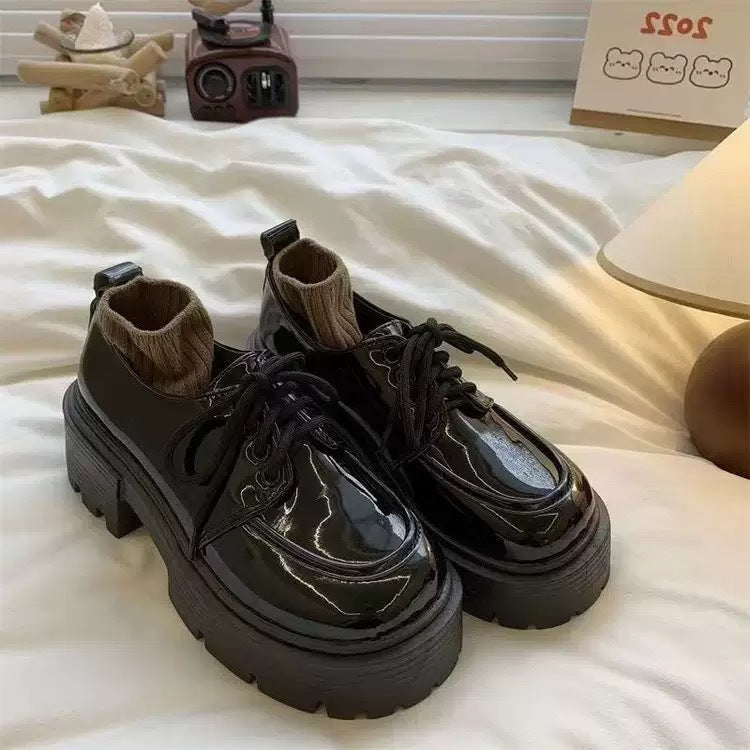 Damen Plateau-Sneaker mit eleganter Lackleder-Optik und kuscheligem Strickkragen Echo Archiv