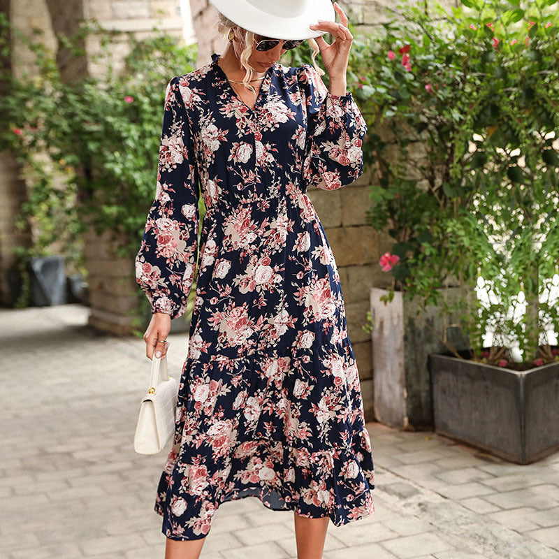 Damen Blumiges Viskose-Midikleid mit V‑Ausschnitt, Taillennaht und Stufenrock – Élara