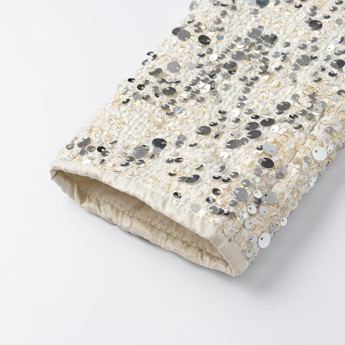Damen Kurzjacke aus Bouclé mit Paillettenbesatz, Zierperlenknöpfen und Taillengürtel Echoarchiv