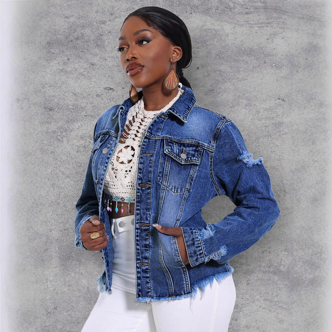 Damen Lässige Denim-Jacke mit Destroyed-Details, aufgesetzten Brusttaschen und ausgefranstem Saum Echo Archiv