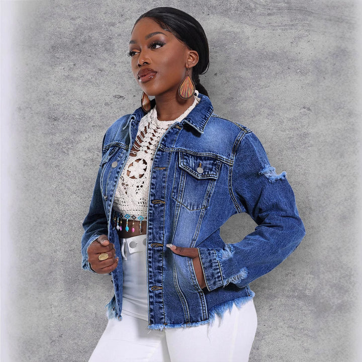 Damen Lässige Denim-Jacke mit Destroyed-Details, aufgesetzten Brusttaschen und ausgefranstem Saum Echo Archiv