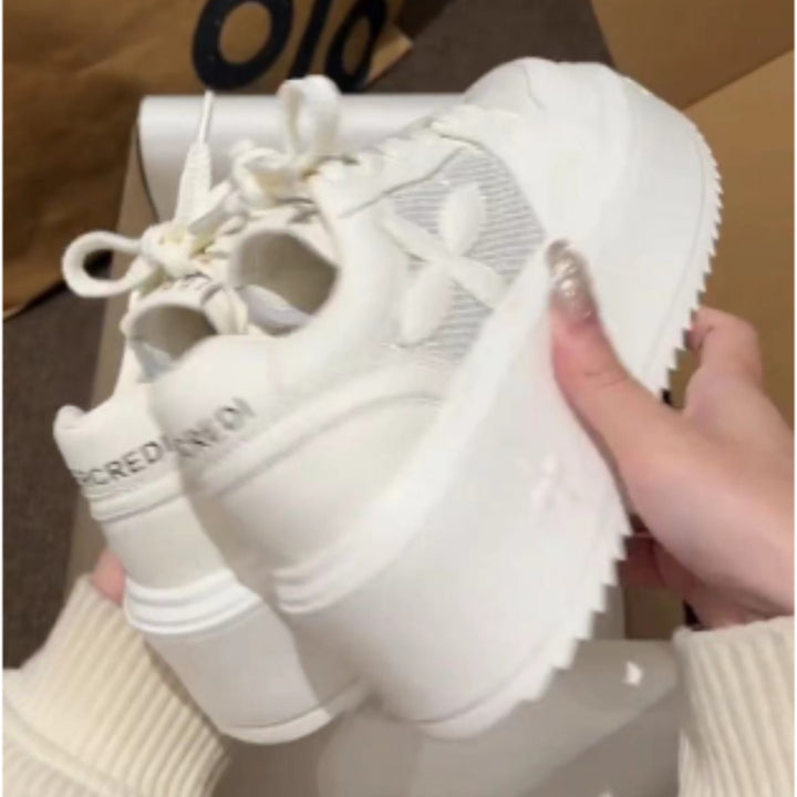 Damen Plateau-Chunky-Sneaker mit Blumenapplikation und Netz-Einsatz – Névara