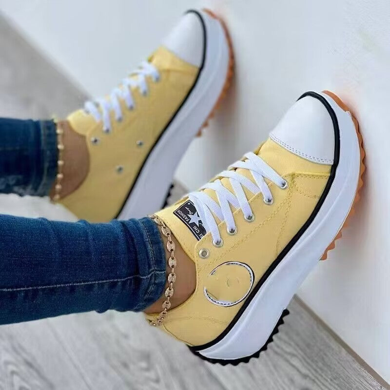 Damen Plateau-Canvas-Sneaker mit verstärkter Zehenkappe, profilierter Gummisohle und gepolstertem Schaft – Névara