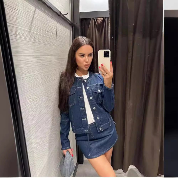 Damen leichte Jeansjacke mit Rundhalsausschnitt, durchgehender Knopfleiste und aufgesetzten Brusttaschen – Denévia