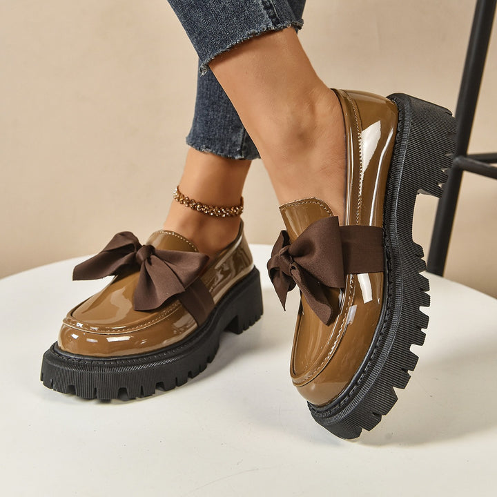 Damen Lack-Loafer mit markanter Profilsohle und Zierschleife Echoarchiv