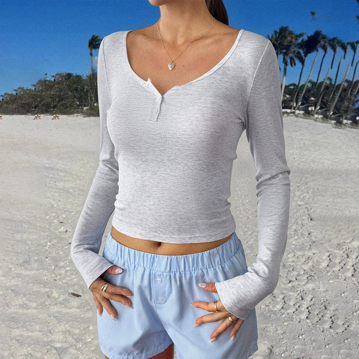 Damen tailliertes Henley-Langarmshirt mit tiefem U-Ausschnitt, feiner Rippstruktur und dekorativer Knopfleiste – Avérine
