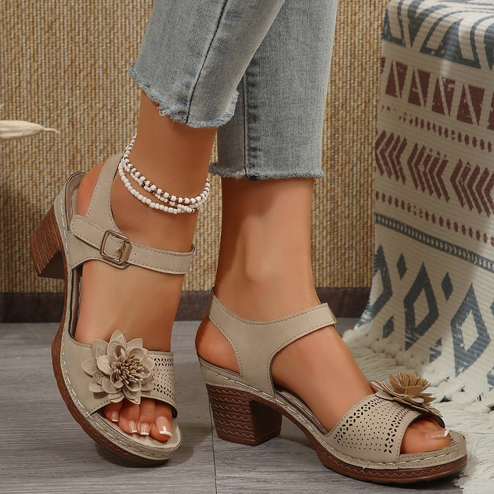 Damen Sandalette mit mittelhohem Blockabsatz, Blütenapplikation und verstellbarem Knöchelriemen – Sorelia