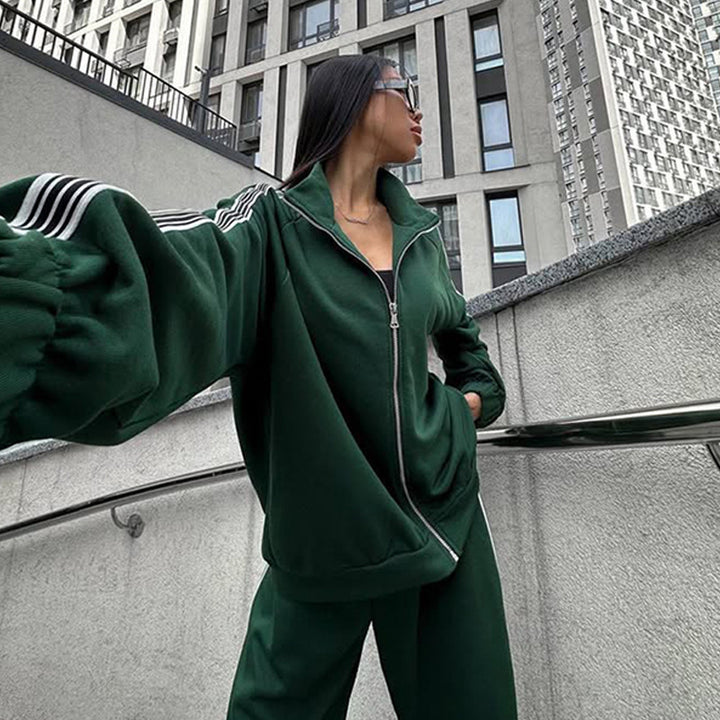 Damen Oversized Velours-Trainingsjacke mit markanten Kontraststreifen und geripptem Stehkragen – Auréline