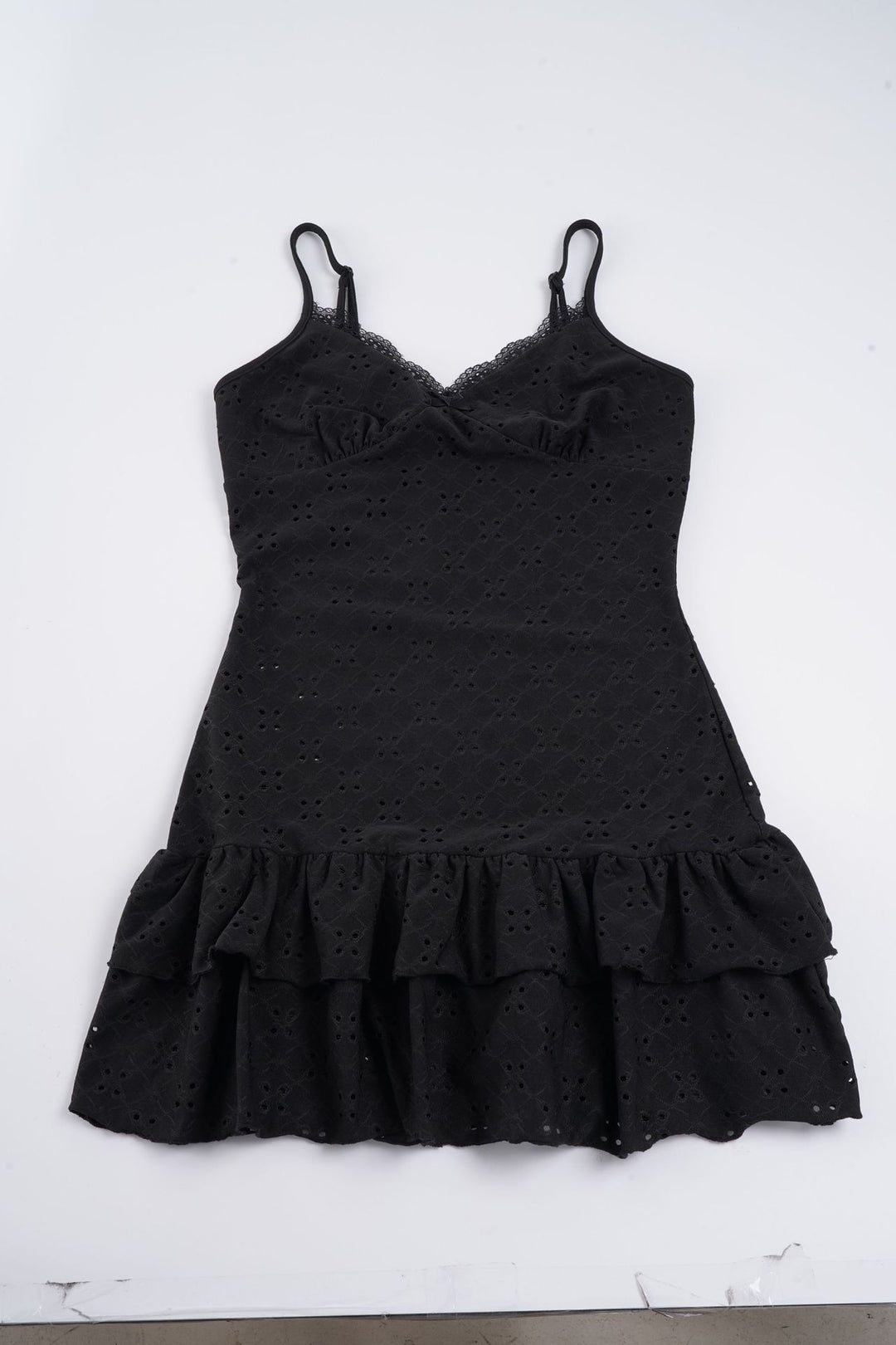 Damen Spitzentop mit voluminösem Rüschensaum und verstellbaren Trägern Echo Archiv