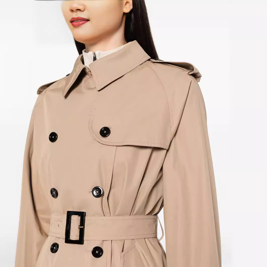 Damen Trenchcoat im Maxilänge mit doppelreihiger Knopfleiste und Taillengürtel Echoarchiv