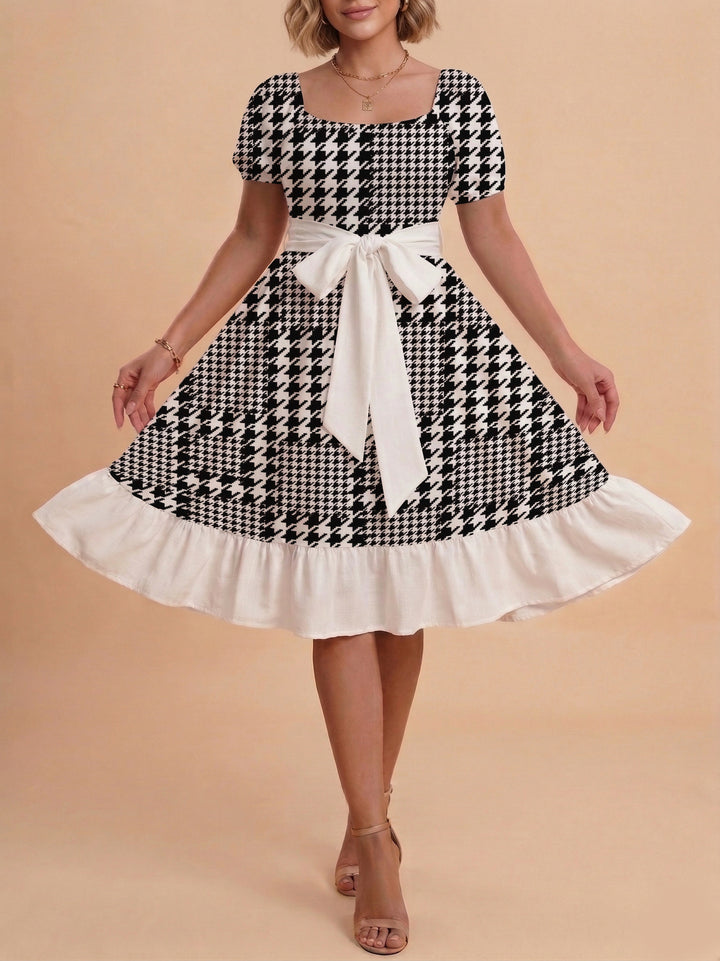 Damen Kleid mit tailliertem Schnitt und verspieltem Blumenmuster Echo Archiv