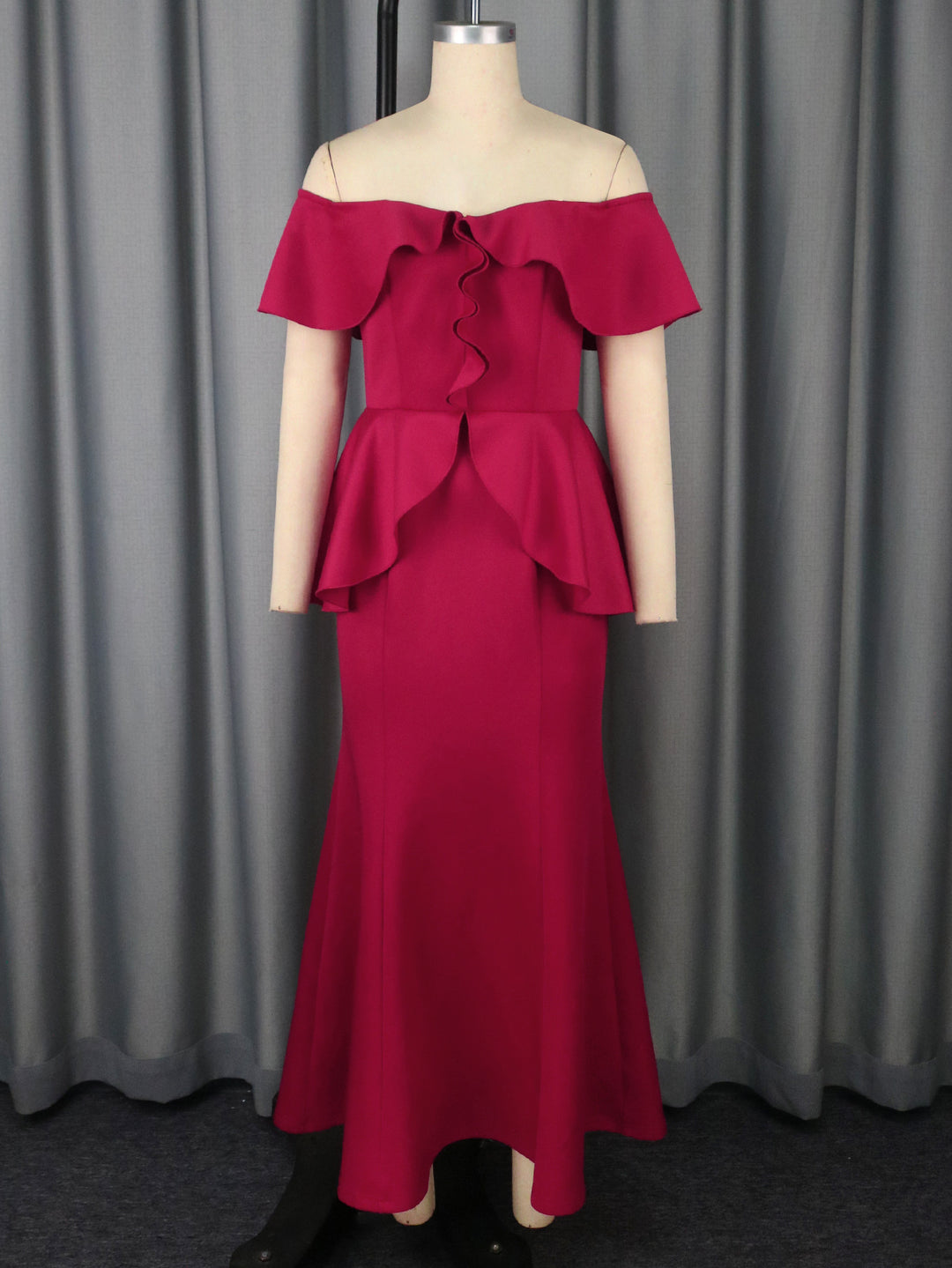 Damen elegantes Abendkleid mit schulterfreiem Design und voluminösem Saum Echo Archiv