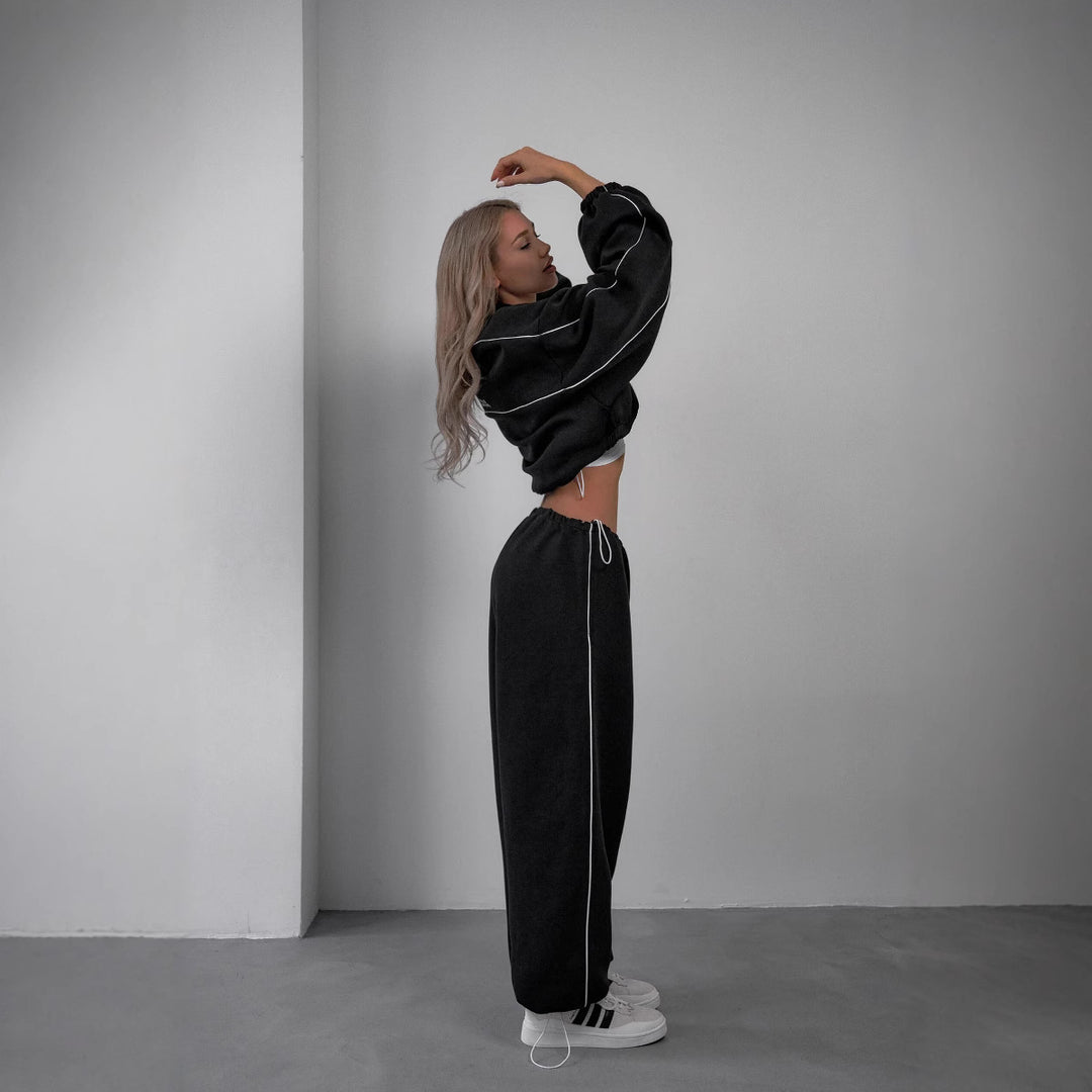 Damen cropped Zip-Kapuzenjacke mit Tunnelzug-Bund, oversized Ärmeln und kontrastierender Paspel – Auréline