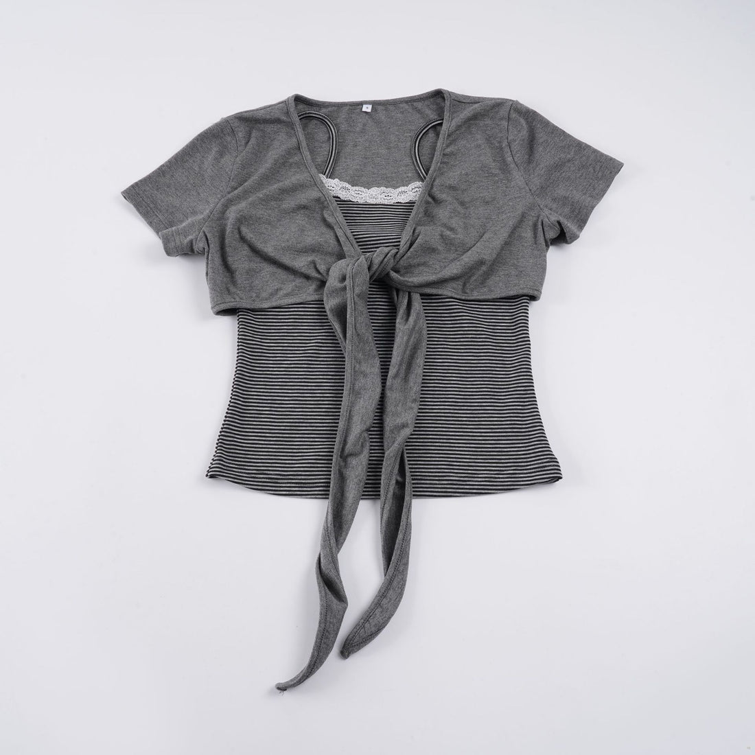 Damen kurzes T-Shirt mit Knoten-Detail und gestreiftem Design – Orélia
