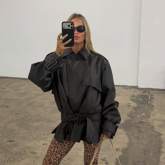 Damen Oversize-Lederjacke mit taillierendem Bindegürtel und Volant-Saum Echoarchiv