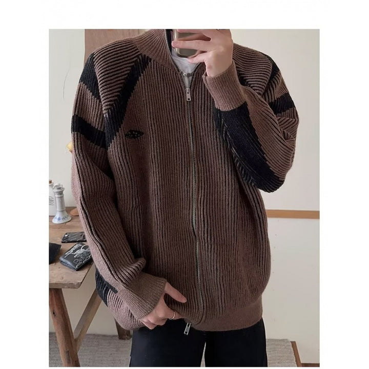 Herren modische Strickjacke mit modernem Zipper und auffälligem Streifenmuster Echoarchiv
