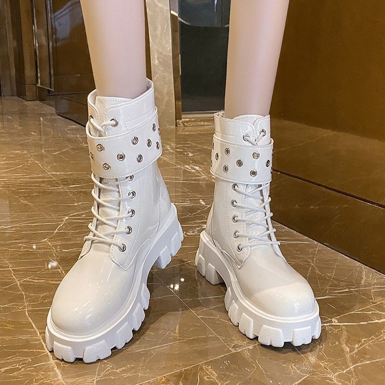 Damen nan glänzende Lack-Combat-Boots mit klobiger Traktorsohle, Doppelriemen und metallischen Ösen Echo Archiv
