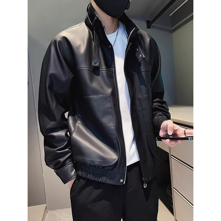 Herren Biker-inspirierte Kunstleder-Bomberjacke mit Stehkragen und elastischem Saum Echoarchiv