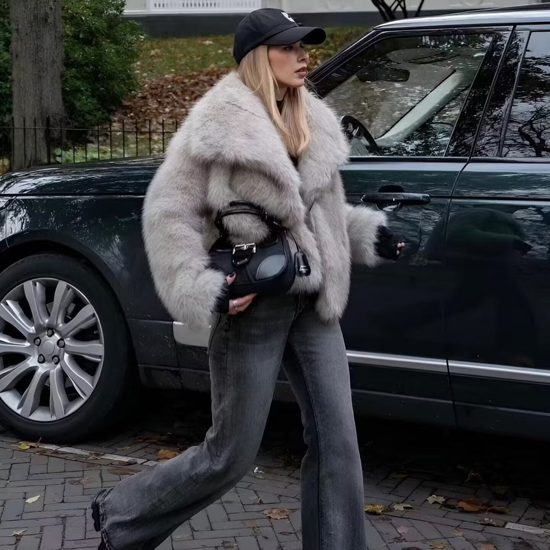 Damen Kurzblouson aus langflorigem Kunstfell mit voluminösem Schalkragen und eleganter Boxy‑Silhouette – Célinea