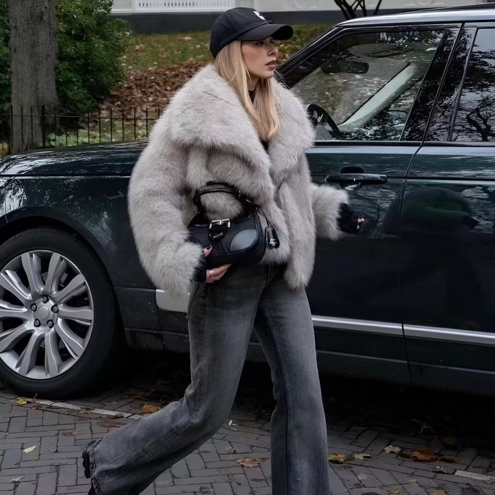 Damen Kurzblouson aus langflorigem Kunstfell mit voluminösem Schalkragen und eleganter Boxy‑Silhouette – Célinea